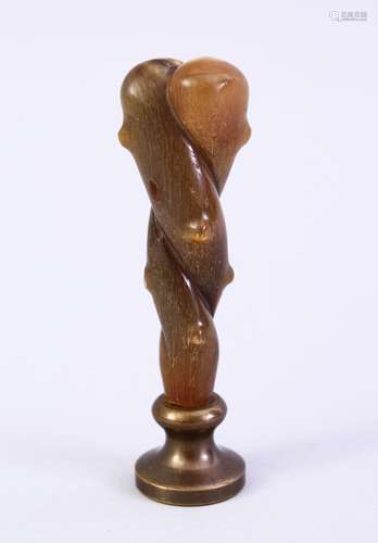 A GOOD 19TH CENTURY CHINESE CARVED RHINO HORN HANDLE SEAL, carved in the form of natural subject,