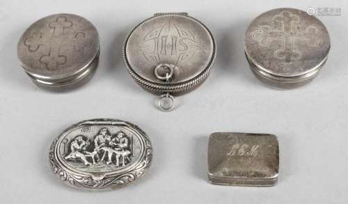 A small group of assorted silver and novelty items,