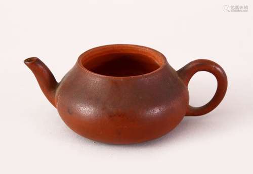 A GOOD CHINESE MINIATURE YIXING CLAY TEAPOT, The base with a signature, 8.5cm.