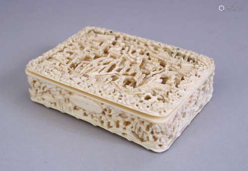 A GOOD QUALITY 19TH CENTURY CHINESE CANTON CARVED IVORY SNUFF BOX, the lidded snuff carved in deep