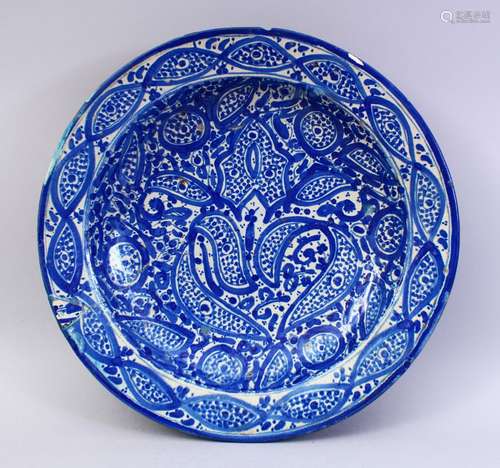 A GOOD MOROCCAN OR NORTH AFRICAN BLUE & WHITE POTTERY DISH, decorated with geometric style border