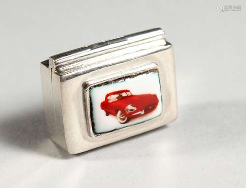 A MINIATURE SILVER PILL BOX, the lid with an enamel of a cat. 1ins long.