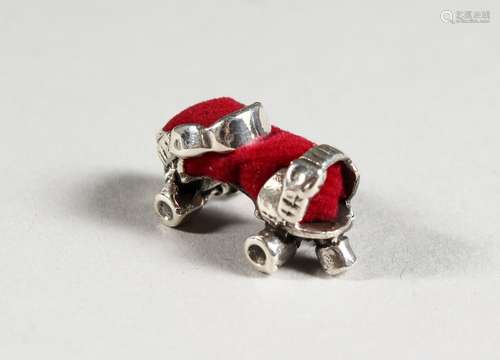 A MINIATURE SILVER ROLLER SKATE PIN CUSHION. 0.75ins long.