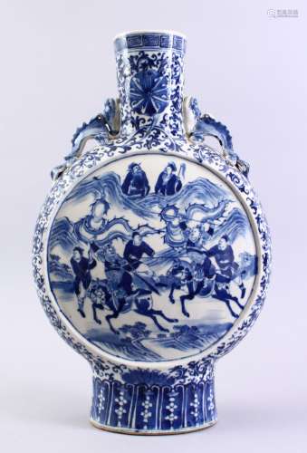 A 19TH CENTURY CHINESE BLUE & WHITE PORCELAIN PILGRIM BOTTLE, the body of the vase decorated with