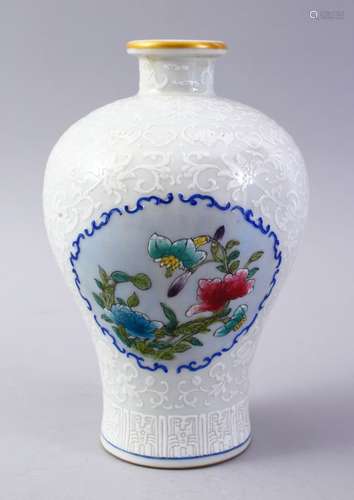 A LOVELY CHINESE MONOCHROME & FAMILLE ROSE PORCELAIN MEIPING VASE, the body decorated with bats,