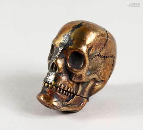 A NOVELTY BRASS SKULL VESTA CASE.