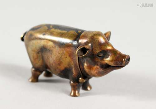 A NOVELTY BRASS PIG VESTA.