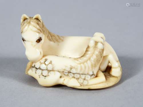 A GOOD JAPANESE MEIJI PERIOD CARVED IVORY NETSUKE OF A RECUMBENT HORSE, to horses in a recumbent