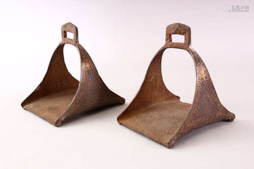 A GOOD PAIR OF 18TH CENTURY TURKISH OTTOMAN BRASS AND COPPER INLAID IRON STIRRUPS,