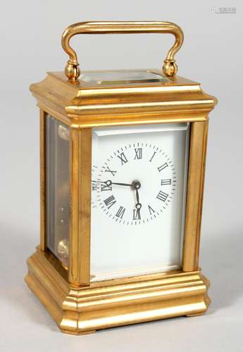 A SMALL BRASS CARRIAGE CLOCK.