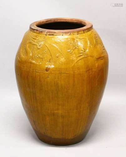 A LARGE 19TH CENTURY OR EARLIER CHINESE YELLOW GROUND DRAGON & PHOENIX BARREL SHAPED VASE, the top