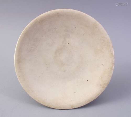 A GOOD CHINESE 18TH CENTURY OR LATER CRACKLE GLAZE DISH / PLATE, the base with an illegible