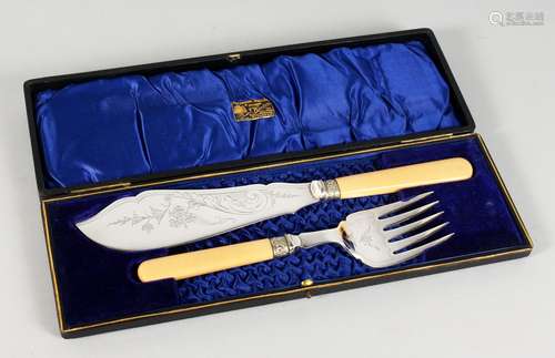 A CASED PAIR OF PLATED FISH SERVERS.