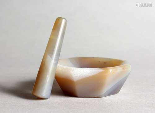 AN AGATE MINIATURE PESTLE AND MORTAR. 2.5ins wide.