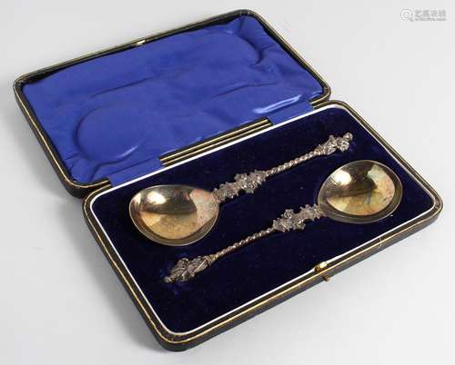 A PAIR OF APOSTLE SPOONS in a leather case. Sheffield 1896.