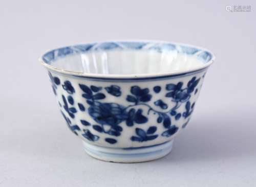 A GOOD CHINESE KANGXI BLUE & WHITE PORCELAIN CUP, with a ribbed body and decorated with peach tree