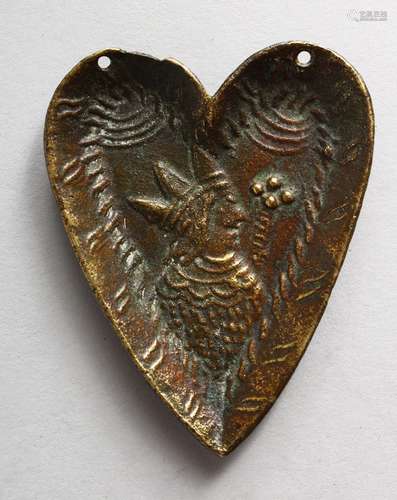 A SMALL CAST BRONZE HEART SHAPED STOOP. 2.75ins long.