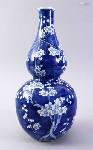 A GOOD CHINESE BLUE & WHITE DOUBLE GOURD PORCELAIN VASE, the body of the vase decorated with blossom