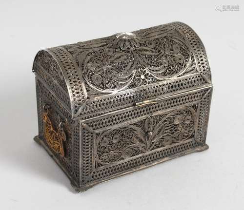 A GOOD INDIAN SILVER PIERCED FILIGREE DOMED TOP CASKET with carrying handles. 4.25ins wide.