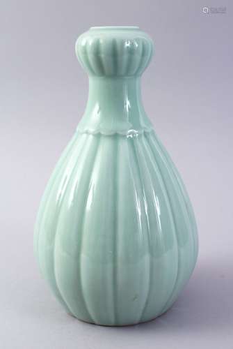 A GOOD CHINESE CELADON GARLIC HEAD PORCELAIN VASE, with a ribbed body, base with a six character