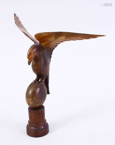 A CARVED HORN FIGURE OF A BIRD, 20cm high.