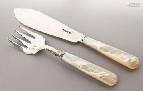 A PAIR OF MOTHER-OF-PEARL HANDLED FISH SERVERS. London 1904. Makers: AC LTD.