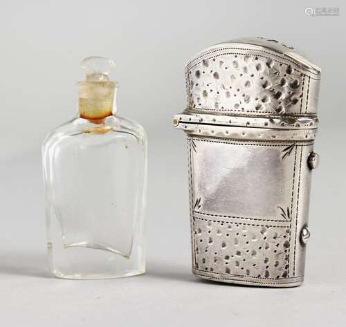 A GEORGE III SILVER CASED SCENT BOTTLE, with glass liner and stopper. London 1819-1820. Maker: