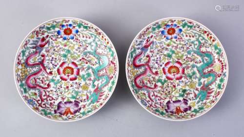 A PAIR OF CHINESE EARLY 20TH CENTURY FAMILLE ROSE PORCELAIN DRAGON PLATES, each dish decorated