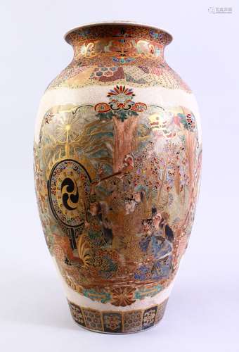 A GOOD JAPANESE MEIJI PERIOD SATSUMA VASE - the body of the vase with two large main panels one