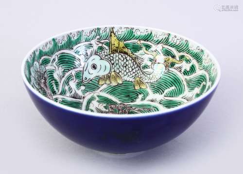 AN 18TH CENTURY KANGXI PERIOD CHINESE FAMILLE VERTE & POWDER BLUE FISH & CRAB BOWL, the interior