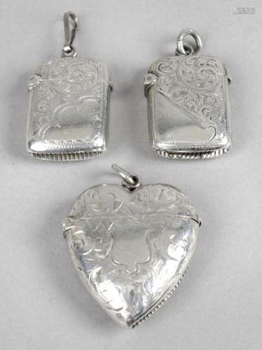 A late Victorian silver heart shape vesta case,