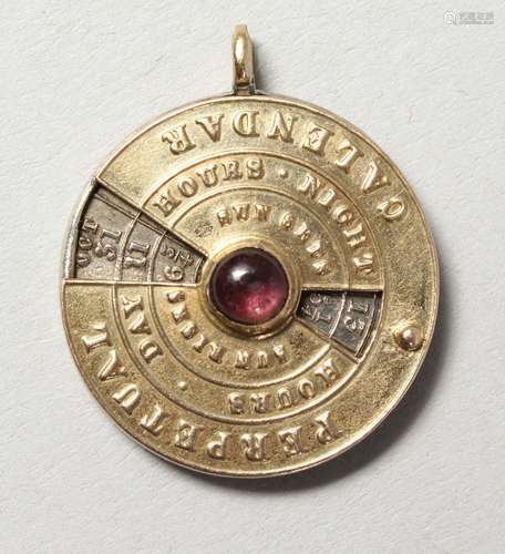 A SMALL GOLD CALENDAR PENDANT.