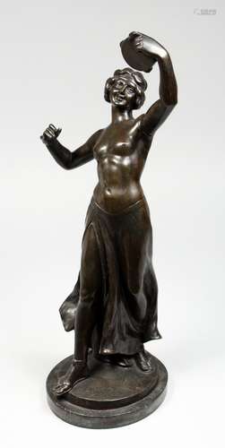 A GOOD EARLY 20TH CENTURY BRONZE FIGURE, modelled as a standing female semi-nude, playing a