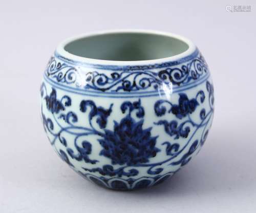 A GOOD 19TH CENTURY CHINESE BLUE & WHITE PORCELAIN BRUSH WASH, decorated with formal lotus