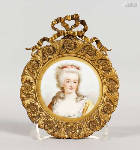 A VERY GOOD 19TH CENTURY FRENCH CIRCULAR PORCELAIN PANEL OF A YOUNG LADY, 3ins diameter, in a very