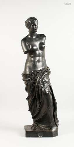 A GOOD 20TH CENTURY CAST BRONZE FIGURE OF THE VENUS DE MILO, with signature and foundry stamp. 33.