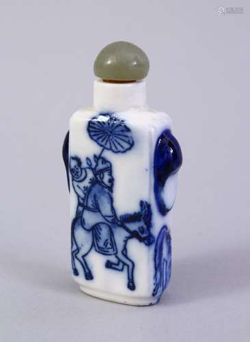 A GOOD CHINESE 19TH / 20TH CENTURY BLUE & WHITE PORCELAIN SNUFF BOTTLE, painted to depict figures