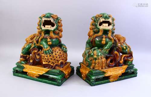 A GOOD PAIR OF 20TH CENTURY CHINESE SANCAI GLAZED POTTERY FOO / LION DOG FIGURES, a mirrored pair,