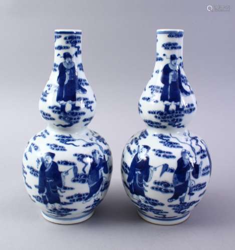 A GOOD PAIR OF CHINESE BLUE & WHITE PORCELAIN DOUBLE GOURD VASES, decorated with scenes of