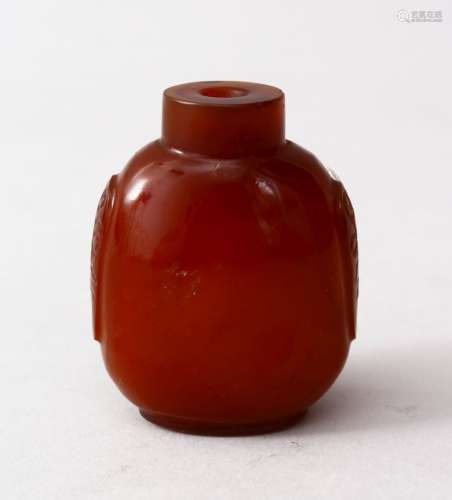 A GOOD 19TH / 20TH CENTURY CHINESE AMBER GLASS SNUFF BOTTLE, the bottle with moulded decoration 6 cm