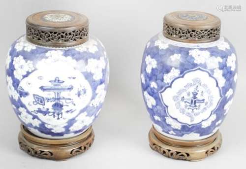 A 19th century Chinese porcelain blue and white jar,