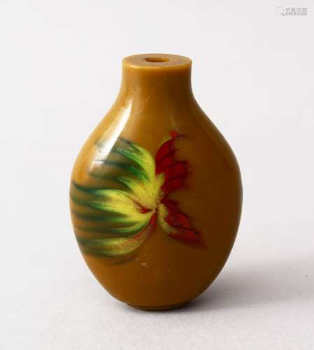 A GOOD 19TH / 20TH CENTURY CHINESE CARVED & PAINTED AGATE SNUFF BOTTLE, the body painted with a