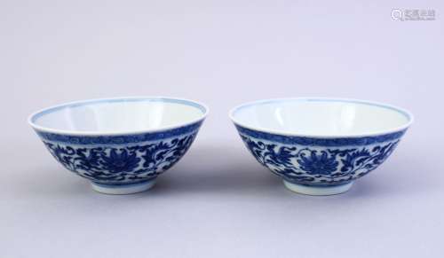 A FINE PAIR OF CHINESE MING STYLE BLUE & WHITE PORCELAIN CUPS, the cups decorated with a central