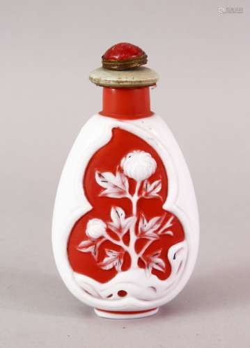 A GOOD 19TH CENTURY CHINESE WHITE OVERLAY GLASS SNUFF BOTTLE, the bottle decorated in overlay to
