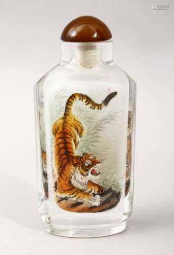A GOOD 19TH / 20TH CENTURY CHINESE REVERSE PAINTED GLASS SNUFF BOTTLE, depicting scenes of a