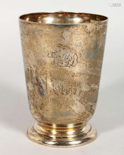 A PLAIN WALKER & HALL SILVER PINT TANKARD. Sheffield 1904. Weight 9ozs.