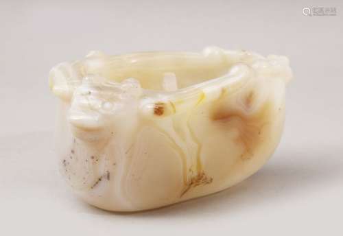 A GOOD 19TH / 20TH CENTURY CHINESE CARVED AGATE BOWL OF BATS, carved with scenes of two bats, 4.