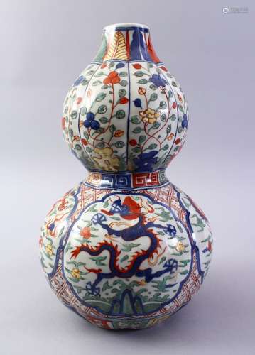 A GOOD CHINESE MING STYLE WUCAI DOUBLE GOURD PORCELAIN VASE, the body decorated with panels of