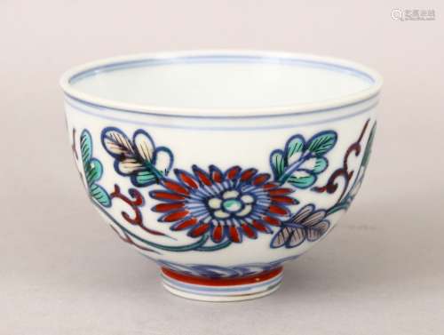 A 19TH CENTURY CHINESE DOUCAI PORCELAIN TEA CUP, decorated interior with blue and white floral