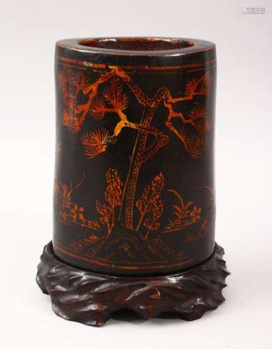 A GOOD 19TH CENTURY CHINESE LACQUER BRUSH POT & STAND, The pot decorated with gold lacquer to depict